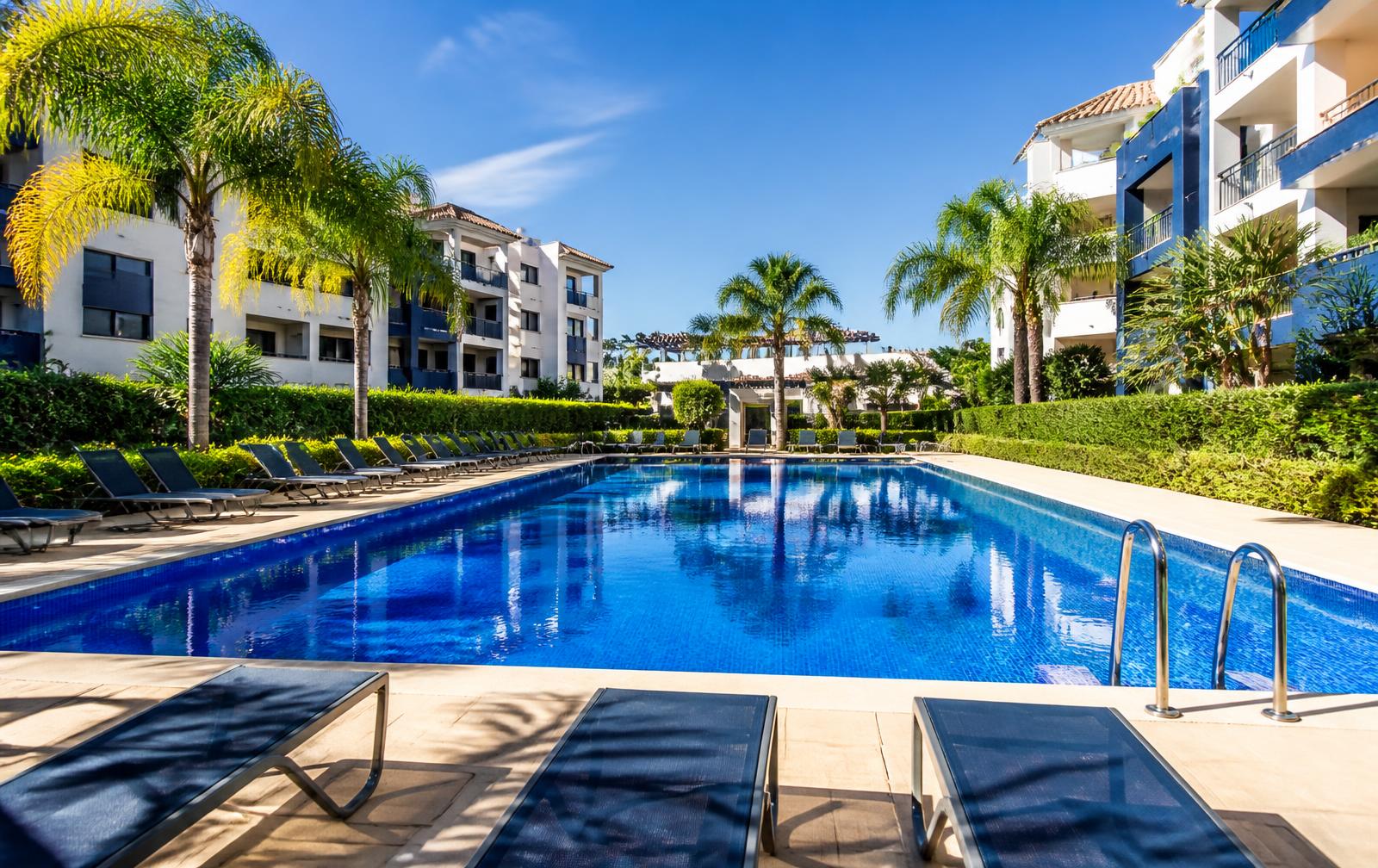 Piscina comunitaria de una urbanización mediana mantenida por MSI360